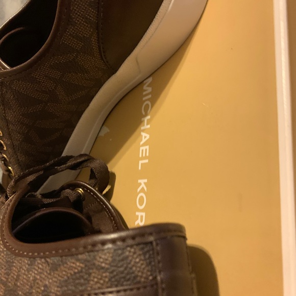 Micheal Kors brown sneakers in a box - Picture 2 of 6